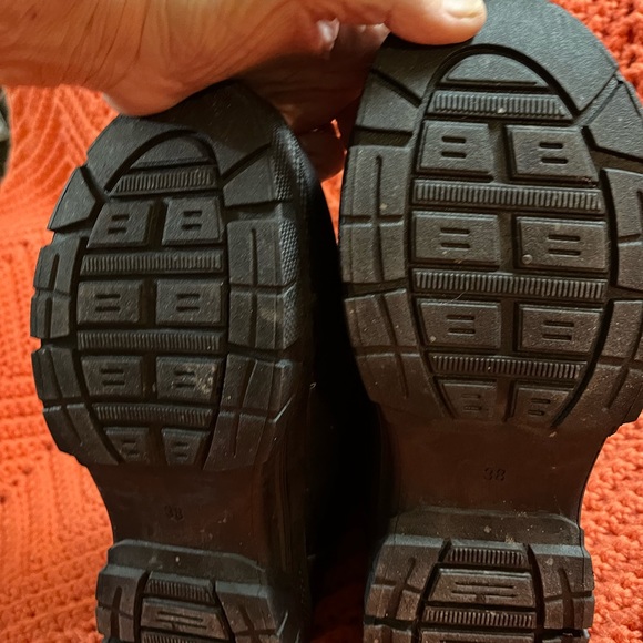 Source Unknown on the brand, solid black, Fur lined boots, size 7 Ladies, Cute - Picture 5 of 8